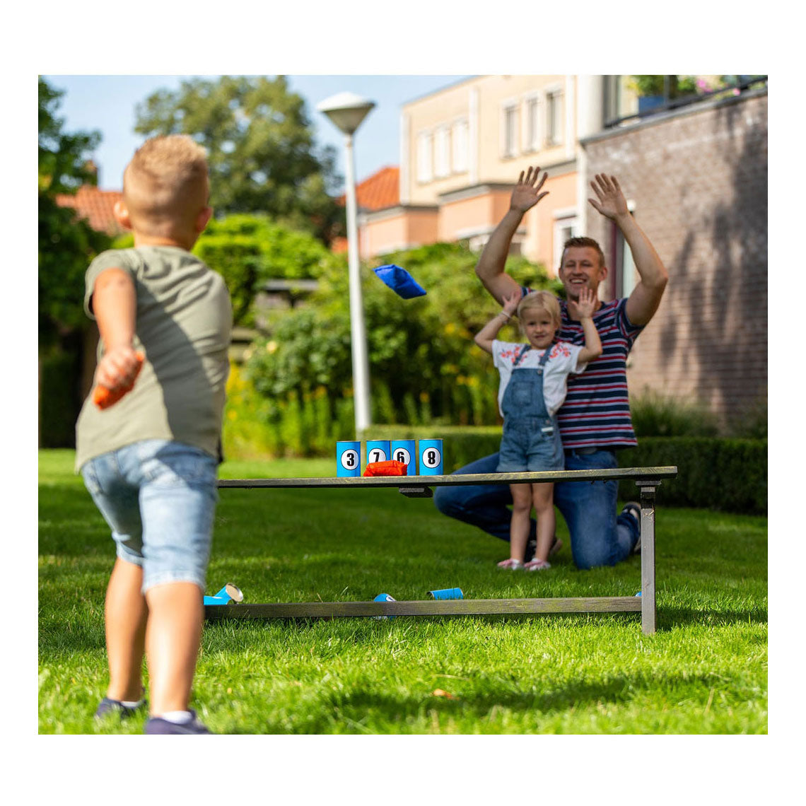 Outdoor play blikgooien