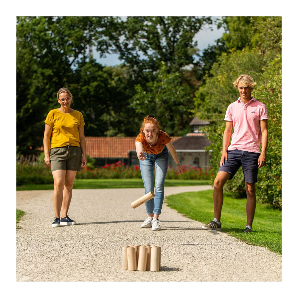 Outdoor play wood throw game