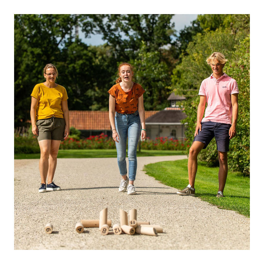 Outdoor play wood throw game