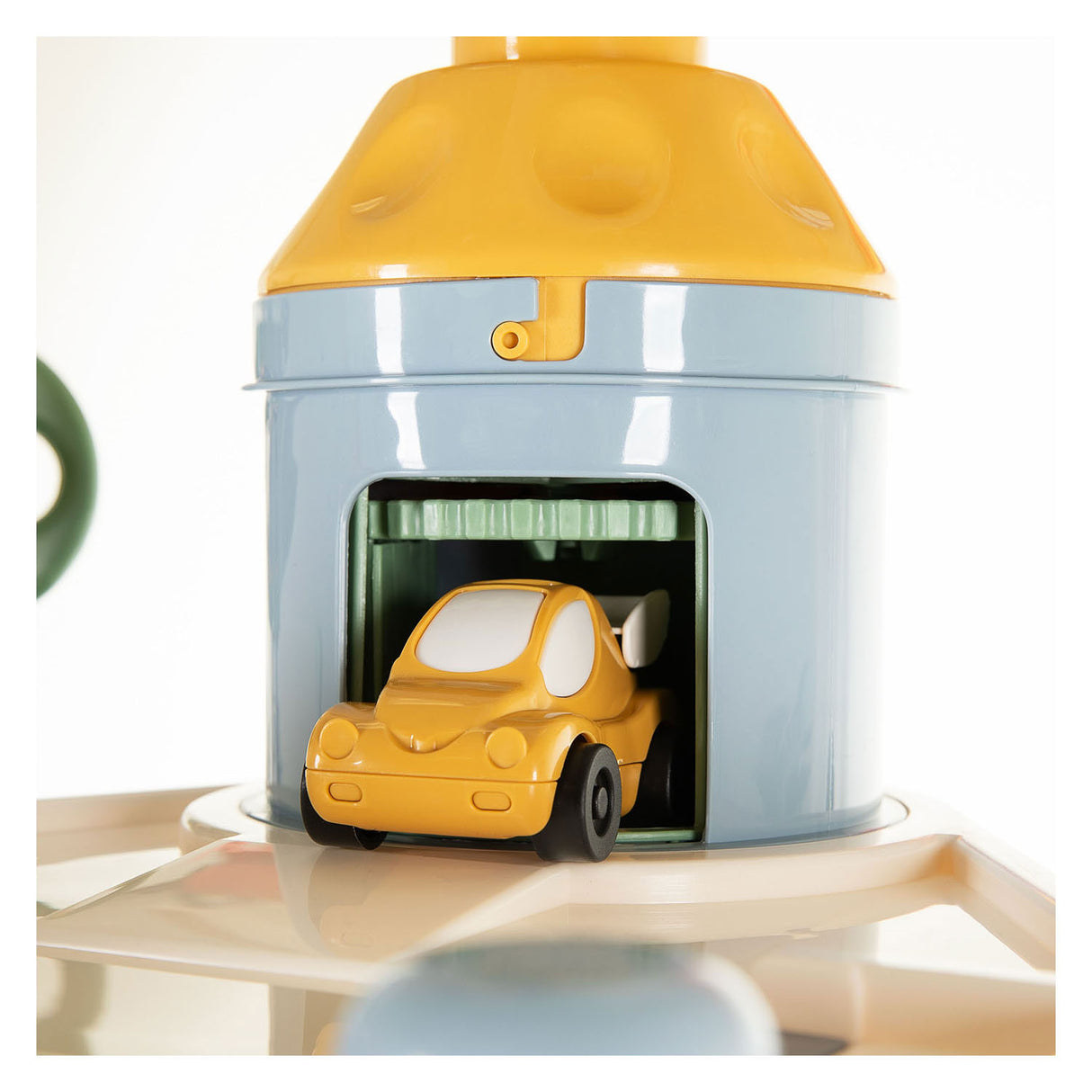 Cavallino garage toren met 7 verdiepingen en auto's pastelkleuren