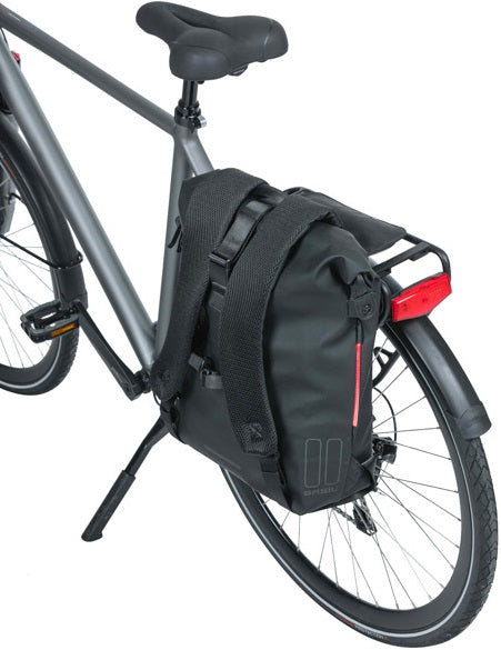 Basil SoHo Nordlicht fietsrugzak - zwarte moderne rugzak met LED-verlichting voor dames heren elektrische fiets - waterdicht - 17L - zwart