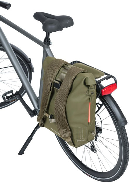 Basil SoHo Nordlicht fietsrugzak - Groene moderne fietstas met geïntegreerde LED-verlichting voor dames en heren #Basil #fietsrugzak #LED #groen
