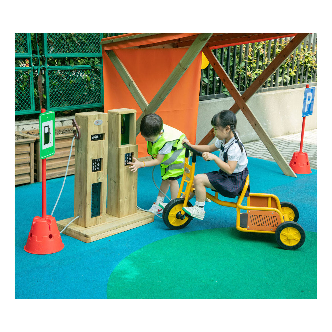 Classic world houten outdoor speel tankstation