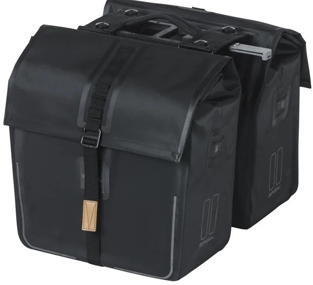 Basil dubbele fietstas urban dry mik 50 liter 16 x 31 x 32 cm (2x) - mat zwart