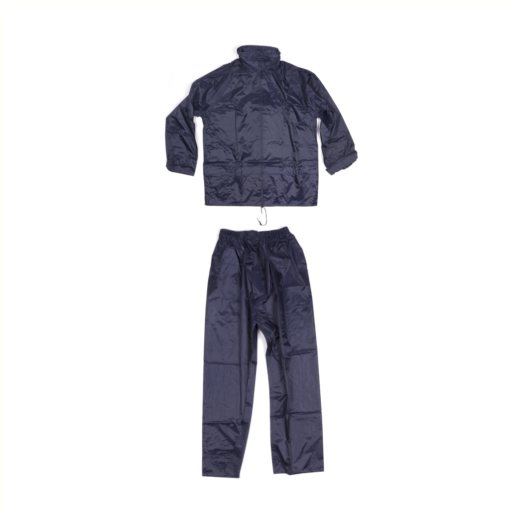 Regenpak m blauw. voorzien van 2 zakken en een in de kraag verwerkte capuchon