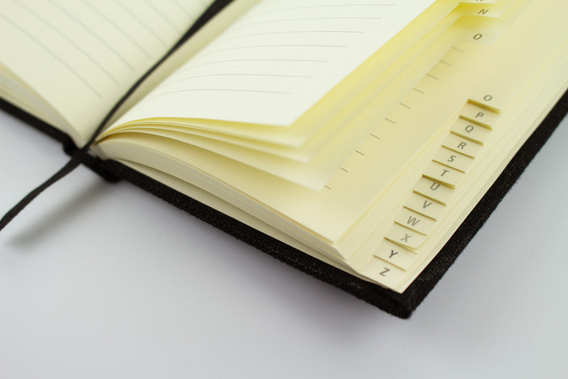 Kangaro k-5105 alfabetboek a5 a-z linnen hard cover zwart, 208 pagina's, leeslint, elastiek