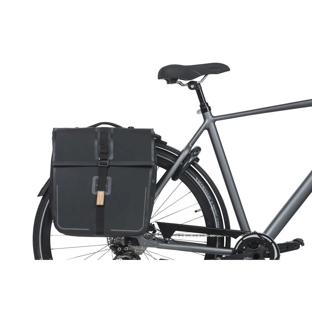 Basil dubbele fietstas urban dry mik 50 liter 16 x 31 x 32 cm (2x) - mat zwart