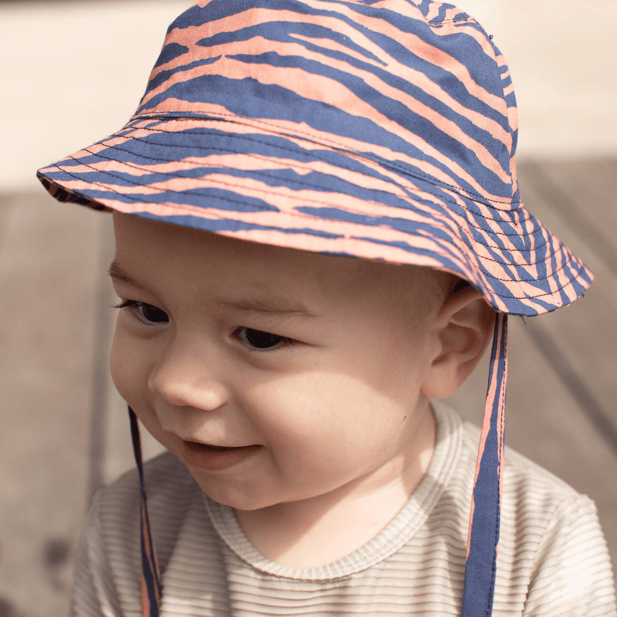 Vibrant stripes | blauw oranje uv zonnehoed