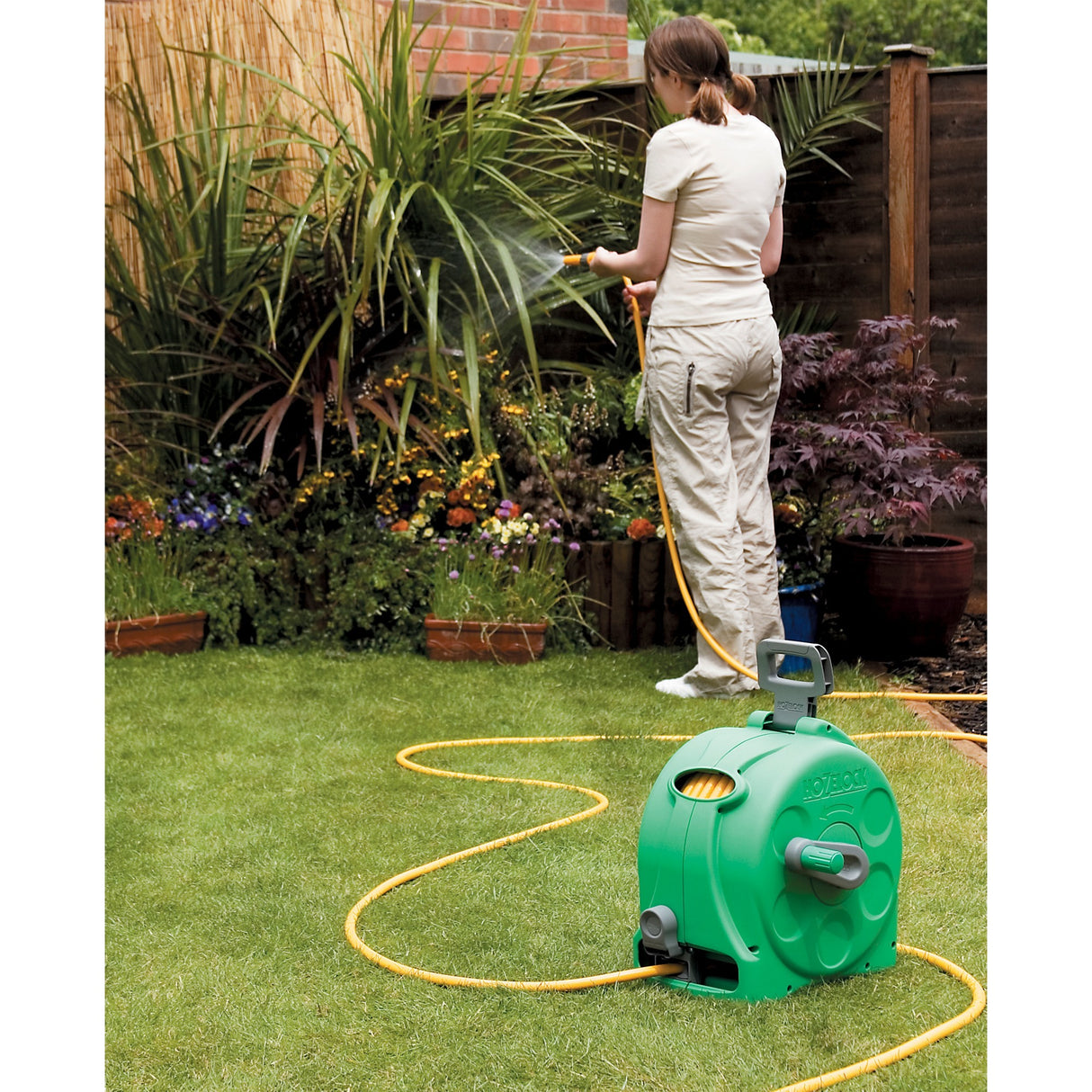 Hozelock 2415 Compact Enclosed Reel 2 in 1