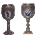 Ridder te paard versus fantasie ridder decoratieve kelk
