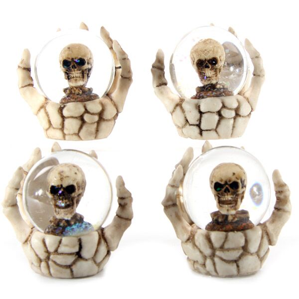 Schedel sneeuwbol in skelet hand