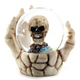 Schedel sneeuwbol in skelet hand