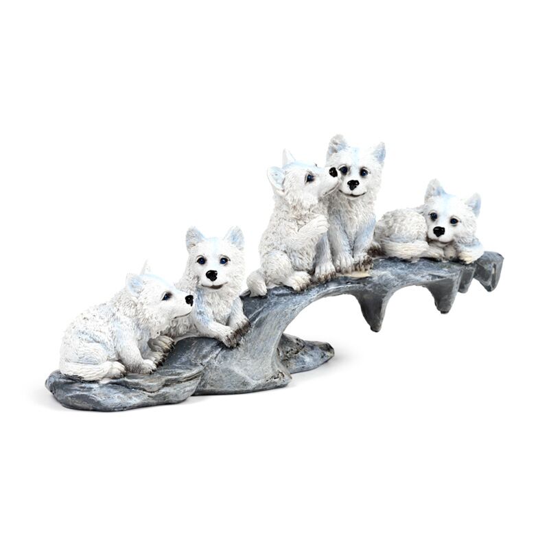 Wolf puppies spelen op rots