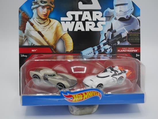Hasbro star wars 2 auto apos;s rey samen met first order flametrooper